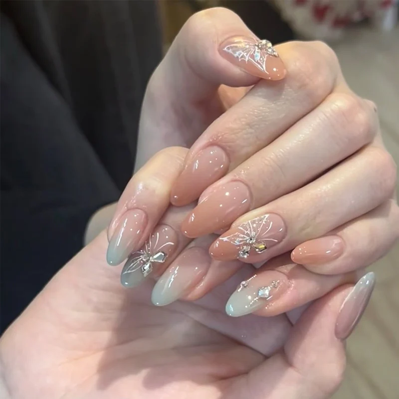 Elegantes Press-On-Nagelkunst-Set mit floralen und Edelstein-Akzenten Karnz