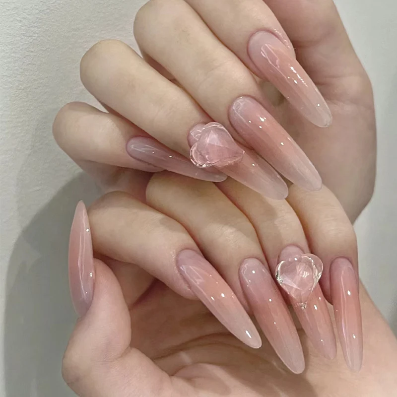 Elegante Ombre Stiletto Press-On Nägel mit Herzakzenten Karnz