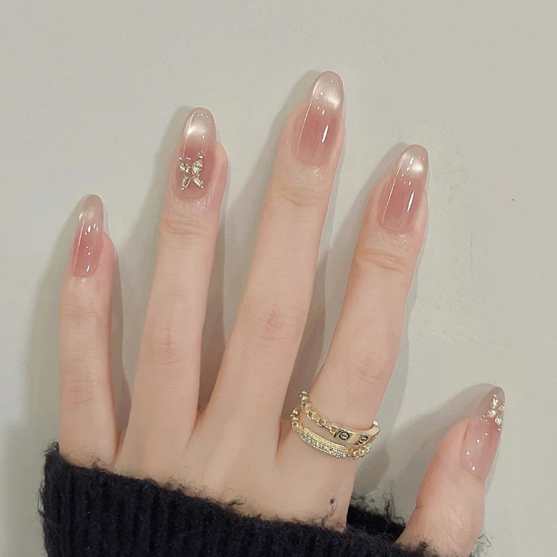 Elegante Ombre Press-On Nägel mit floralen Schmetterlingsakzenten Karnz