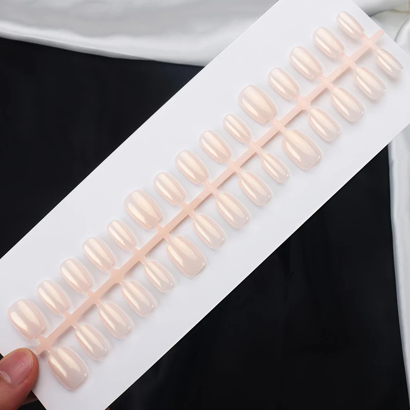 Elegante natürliche Finish Press-On-Nagelset Karnz