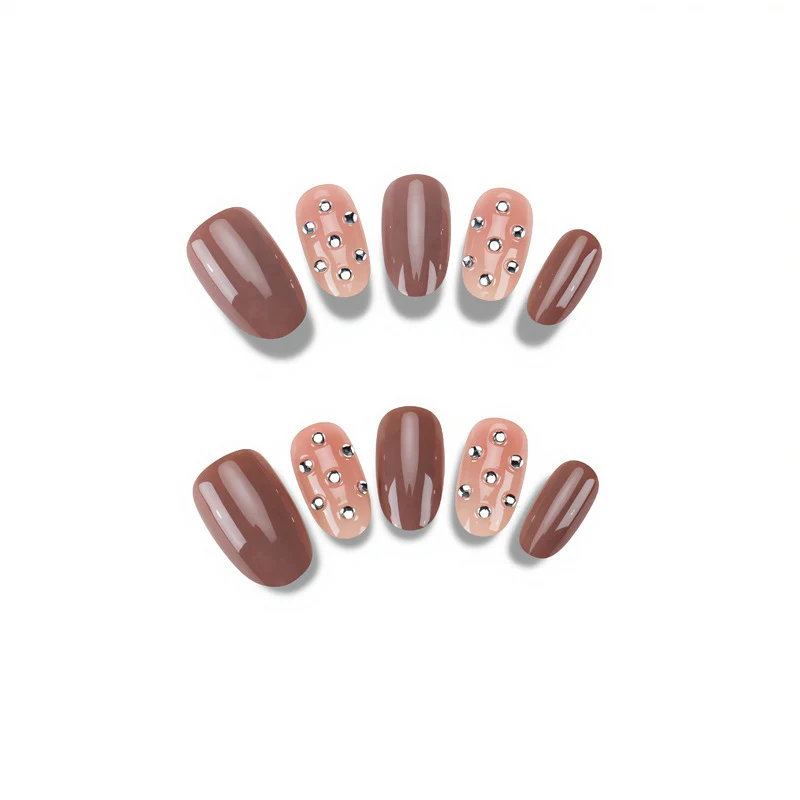 Elegante Nagelkunst mit Strassakzenten Karnz