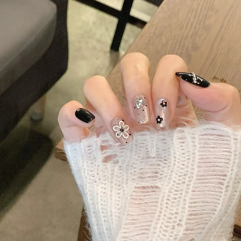Elegante Lange Press-On Nägel Set mit Künstlerischen Spitzen Karnz
