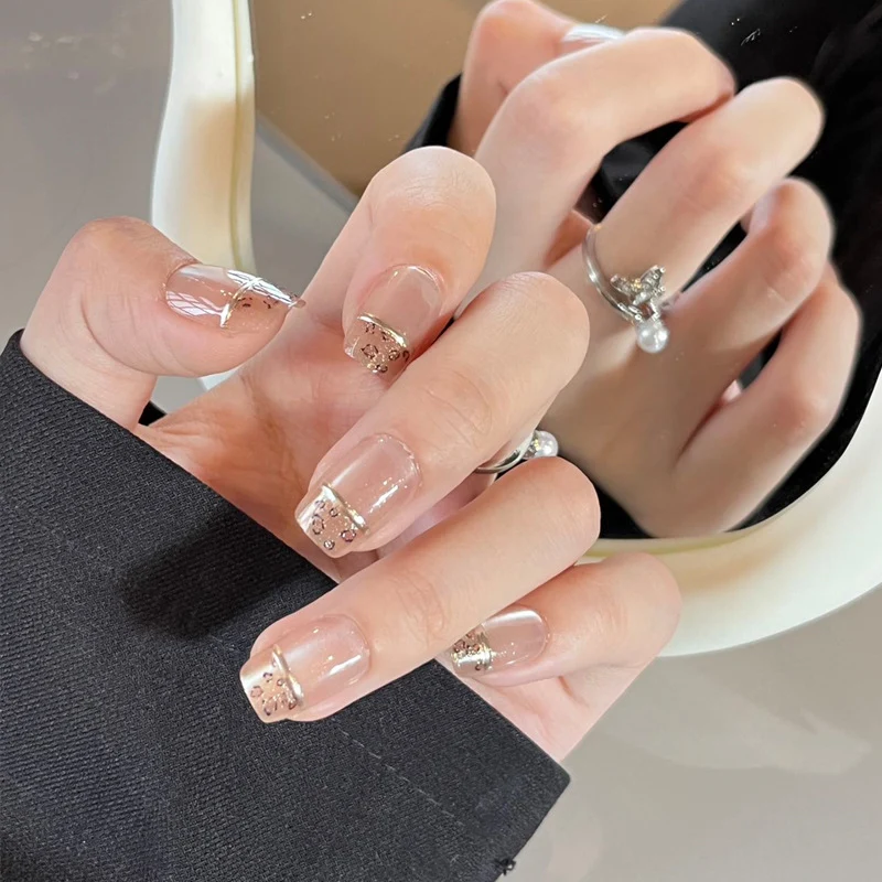 Elegante Lange Press-On Nägel Set mit Künstlerischen Spitzen Karnz