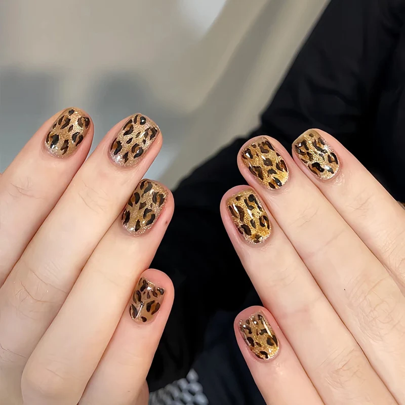 Elegante Lange Press-On Nägel Set mit Künstlerischen Spitzen Karnz