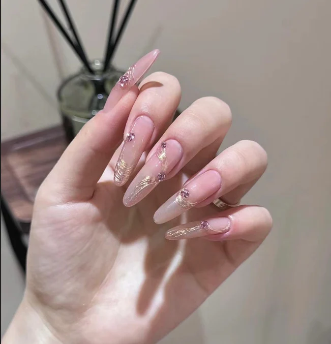 Elegante Lange Press-On Nägel Set mit Künstlerischen Spitzen Karnz