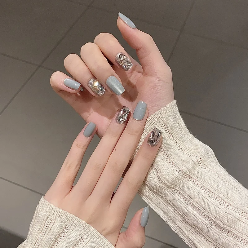 Elegante Lange Press-On Nägel Set mit Künstlerischen Spitzen Karnz