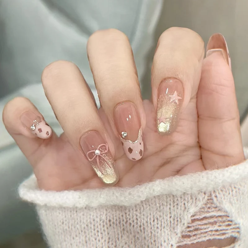 Stylisches Press-On Nagel-Set mit eleganten Glitzerakzenten Karnz