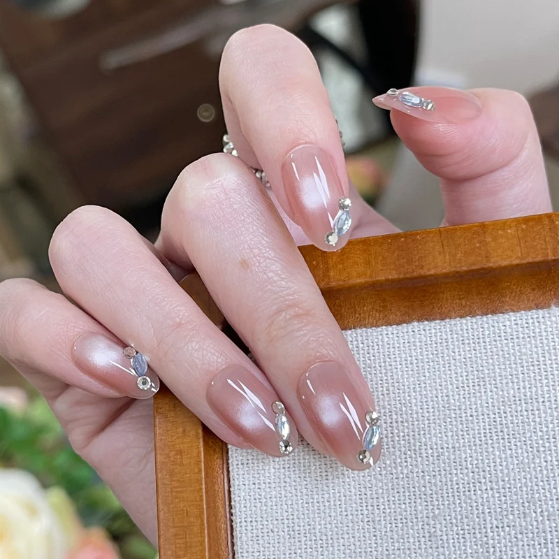 Stylisches Press-On Nagel-Set mit eleganten Glitzerakzenten Karnz