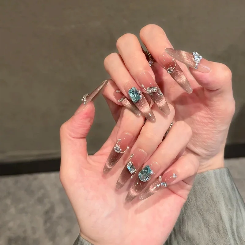Stylisches Press-On Nagel-Set mit eleganten Glitzerakzenten Karnz