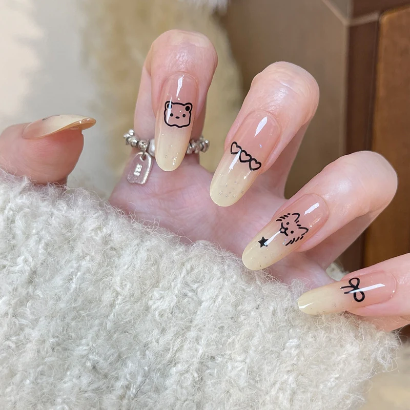 Stylisches Press-On Nagel-Set mit eleganten Glitzerakzenten Karnz