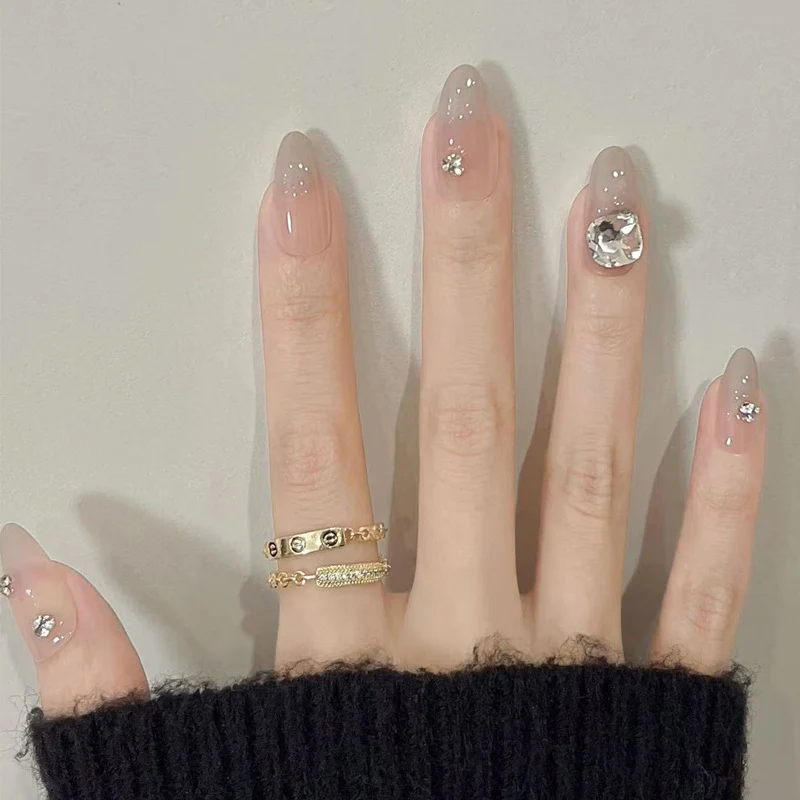 Stylisches Press-On Nagel-Set mit eleganten Glitzerakzenten Karnz
