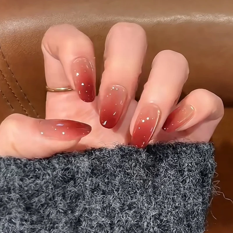 Stylisches Press-On Nagel-Set mit eleganten Glitzerakzenten Karnz
