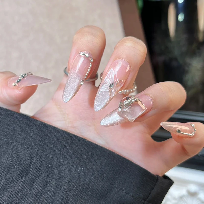 Stylisches Nagelkunst Press-On Set mit Glitter und glänzendem Finish Karnz