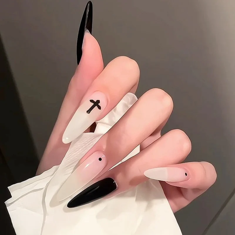 Stylisches Nagelkunst Press-On Set mit Glitter und glänzendem Finish Karnz