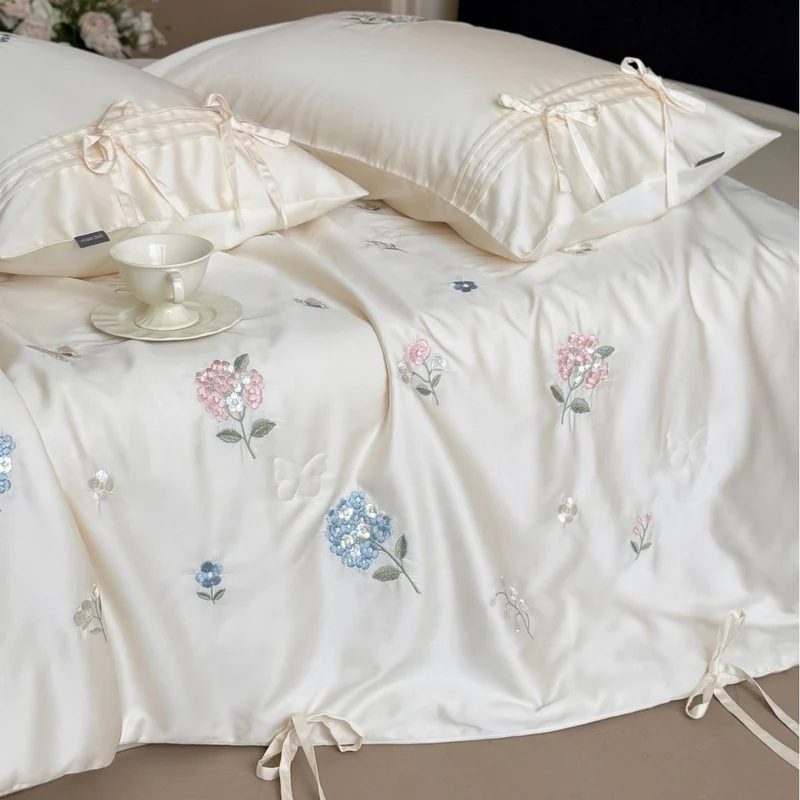 Gestepptes Bettüberwurf-Set mit fein besticktem Blumenrelief und Bandbefestigung Karnz