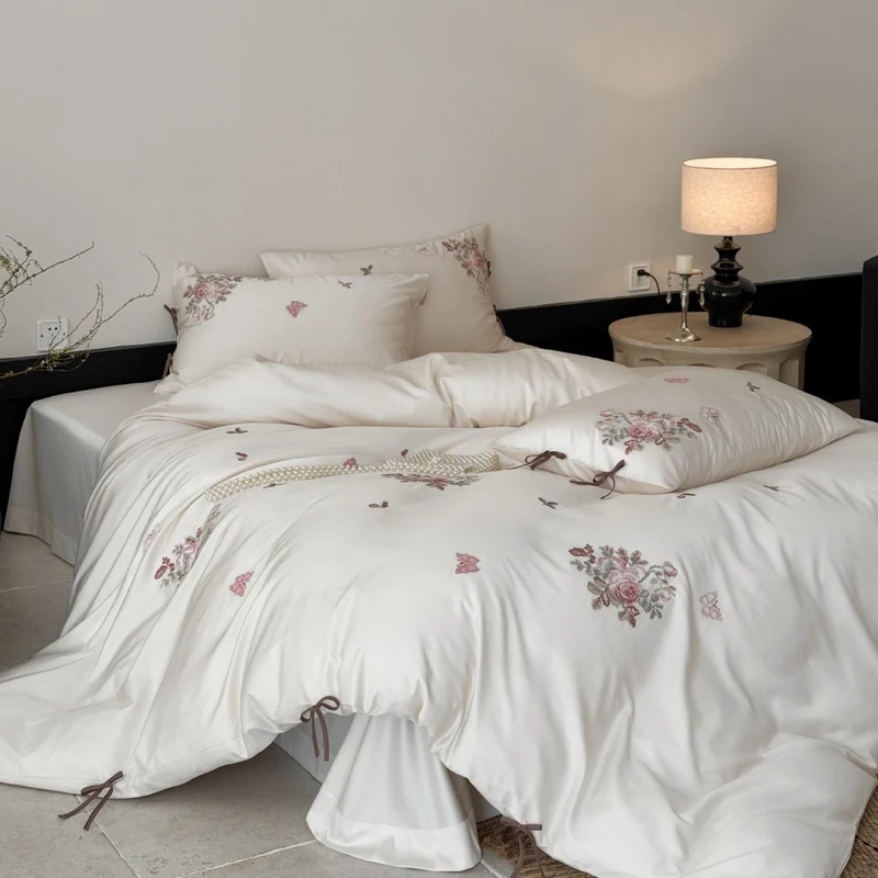 Feinsatin-Bettwäsche-Set mit floraler Stickerei, Bindebändern und feiner Steppstruktur Karnz