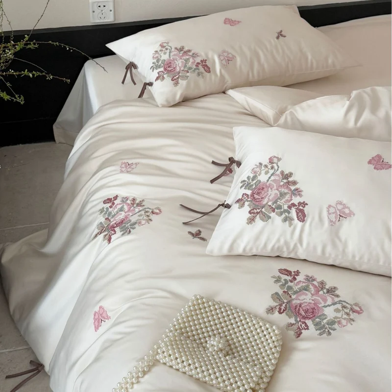 Feinsatin-Bettwäsche-Set mit floraler Stickerei, Bindebändern und feiner Steppstruktur Karnz