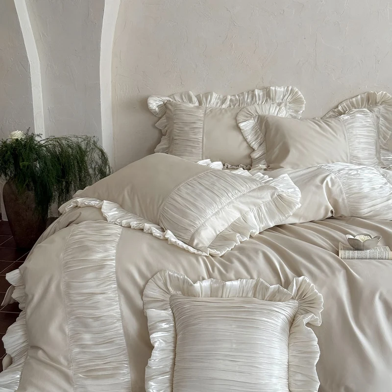 Elegantes Satin-Bettwäsche-Set mit plissierten Einsätzen, Volantkanten und Zierkissen Karnz