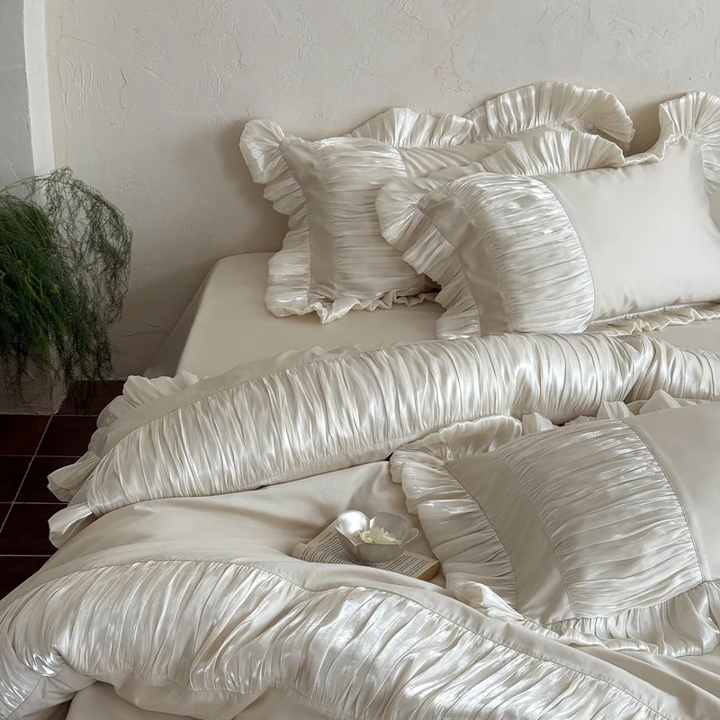 Elegantes Satin-Bettwäsche-Set mit plissierten Einsätzen, Volantkanten und Zierkissen Karnz