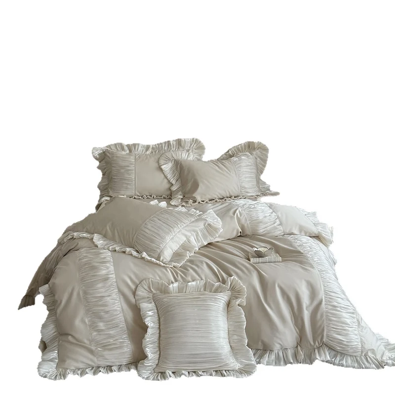 Elegantes Satin-Bettwäsche-Set mit plissierten Einsätzen, Volantkanten und Zierkissen Karnz