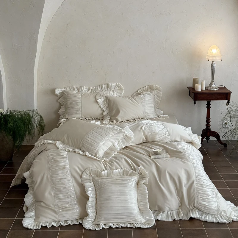 Elegantes Satin-Bettwäsche-Set mit plissierten Einsätzen, Volantkanten und Zierkissen Karnz