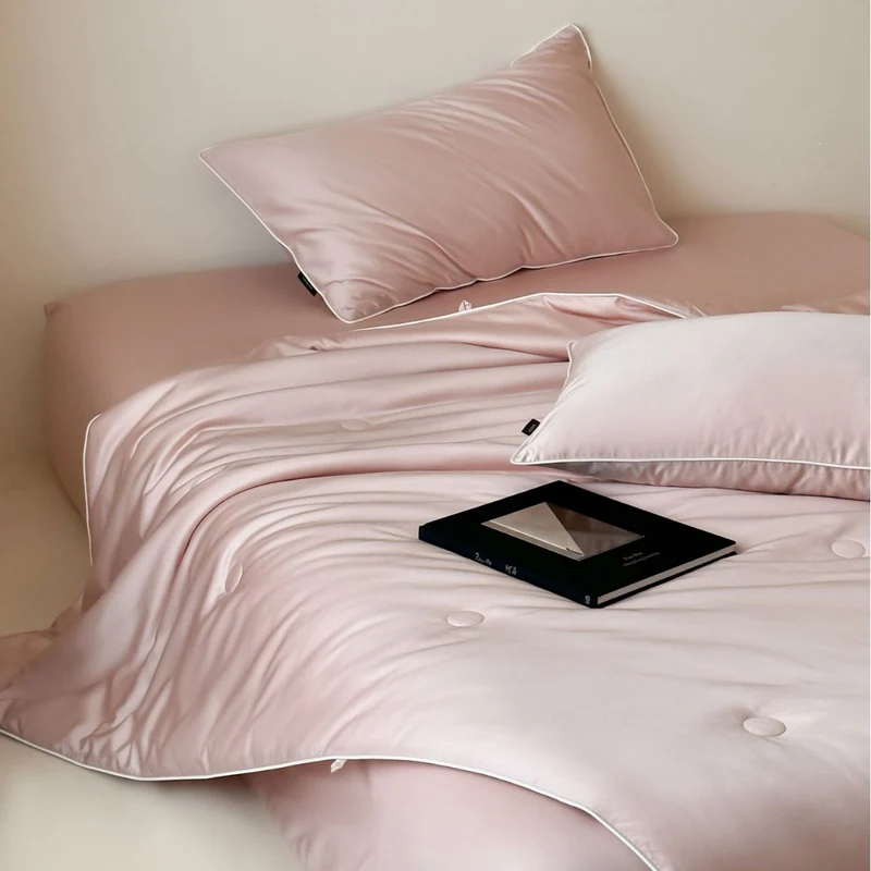 Elegante gesteppte Bettüberwurf-Garnitur aus Satin mit Paspelrand und Zierknöpfen Karnz