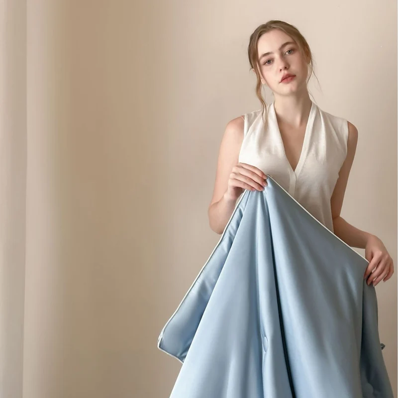 Elegante gesteppte Bettüberwurf-Garnitur aus Satin mit Paspelrand und Zierknöpfen Karnz