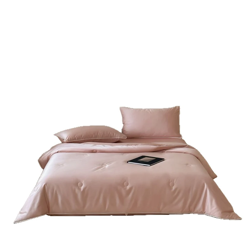 Elegante gesteppte Bettüberwurf-Garnitur aus Satin mit Paspelrand und Zierknöpfen Karnz