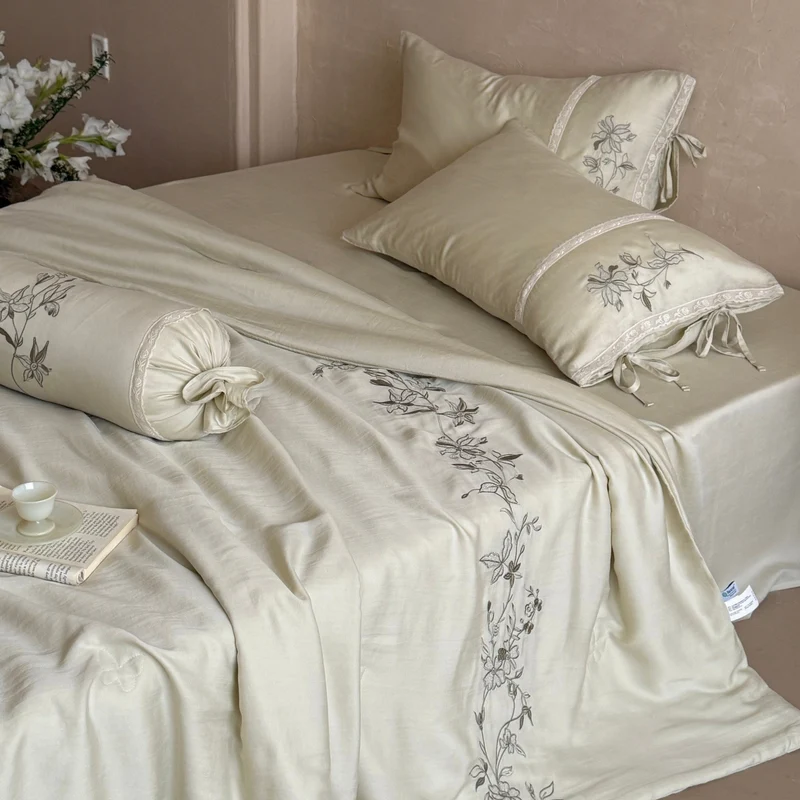 Elegante Bettwäsche-Garnitur aus Baumwollsatin mit floraler Stickbordüre und Dekor-Rollen Kissen Karnz