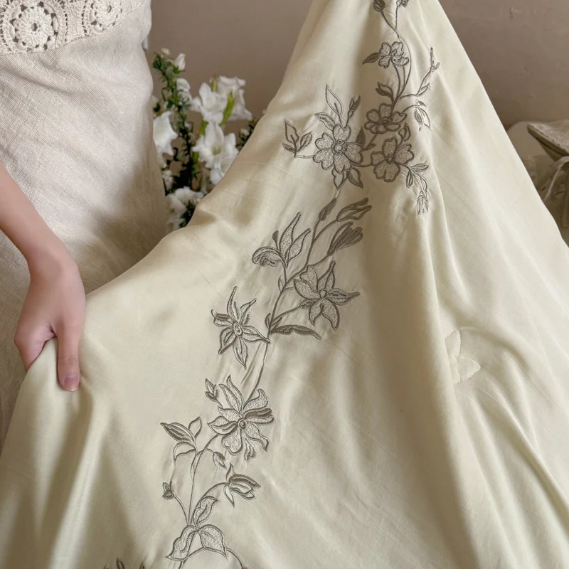 Elegante Bettwäsche-Garnitur aus Baumwollsatin mit floraler Stickbordüre und Dekor-Rollen Kissen Karnz