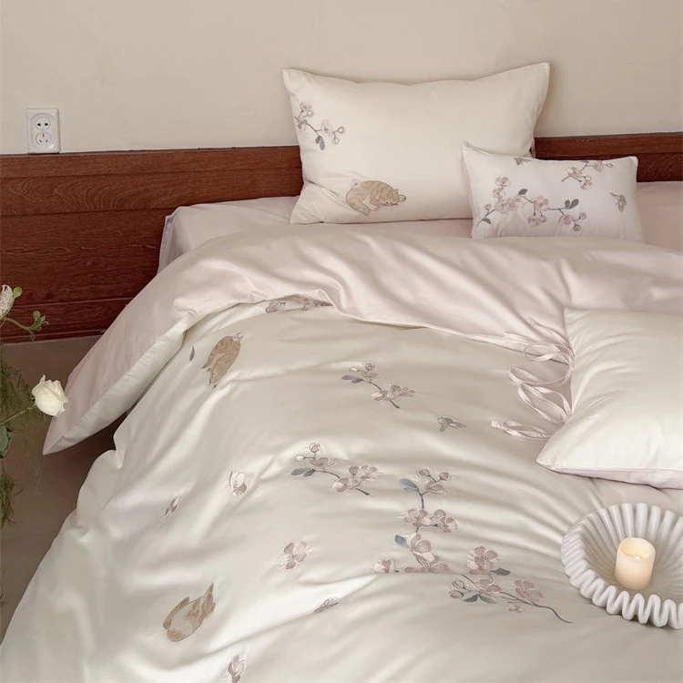 Elegante bestickte Bettwäsche-Garnitur aus Baumwollsatin mit Katzen‑ und Blumenmotiv Karnz