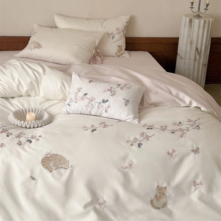 Elegante bestickte Bettwäsche-Garnitur aus Baumwollsatin mit Katzen‑ und Blumenmotiv Karnz
