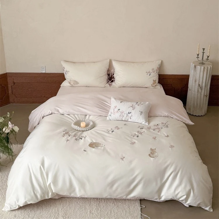 Elegante bestickte Bettwäsche-Garnitur aus Baumwollsatin mit Katzen‑ und Blumenmotiv Karnz