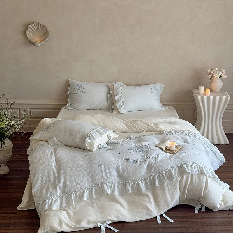 Bettwäsche-Set aus Baumwoll-Leinen-Mix mit zarter Blumenstickerei, Rüschenbordüre und Wendefunktion Karnz