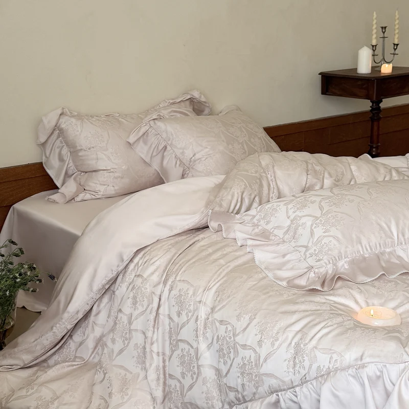 Bettwäsche-Garnitur im Barock‑Jacquard mit Volantkissen Karnz