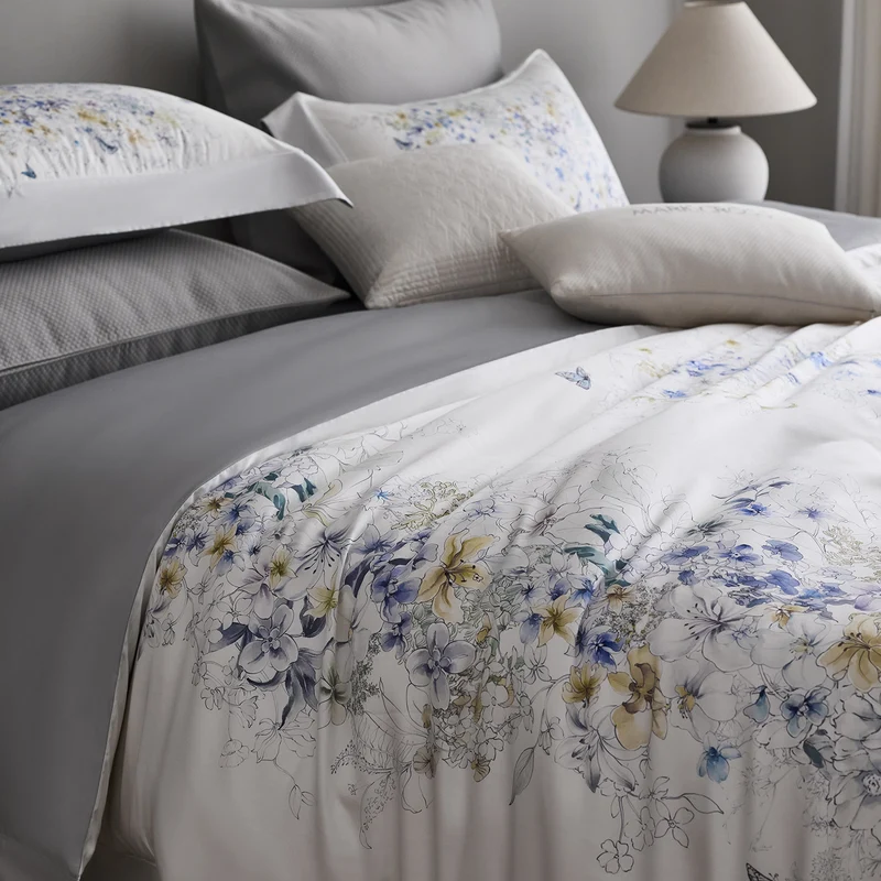 Bettwäsche-Garnitur aus Baumwollsatin mit feinem Aquarell-Blumenprint und Hotelverschluss Karnz
