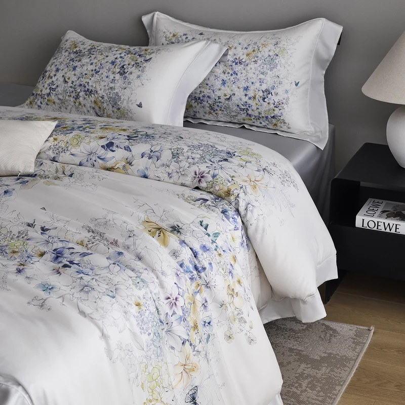 Bettwäsche-Garnitur aus Baumwollsatin mit feinem Aquarell-Blumenprint und Hotelverschluss Karnz