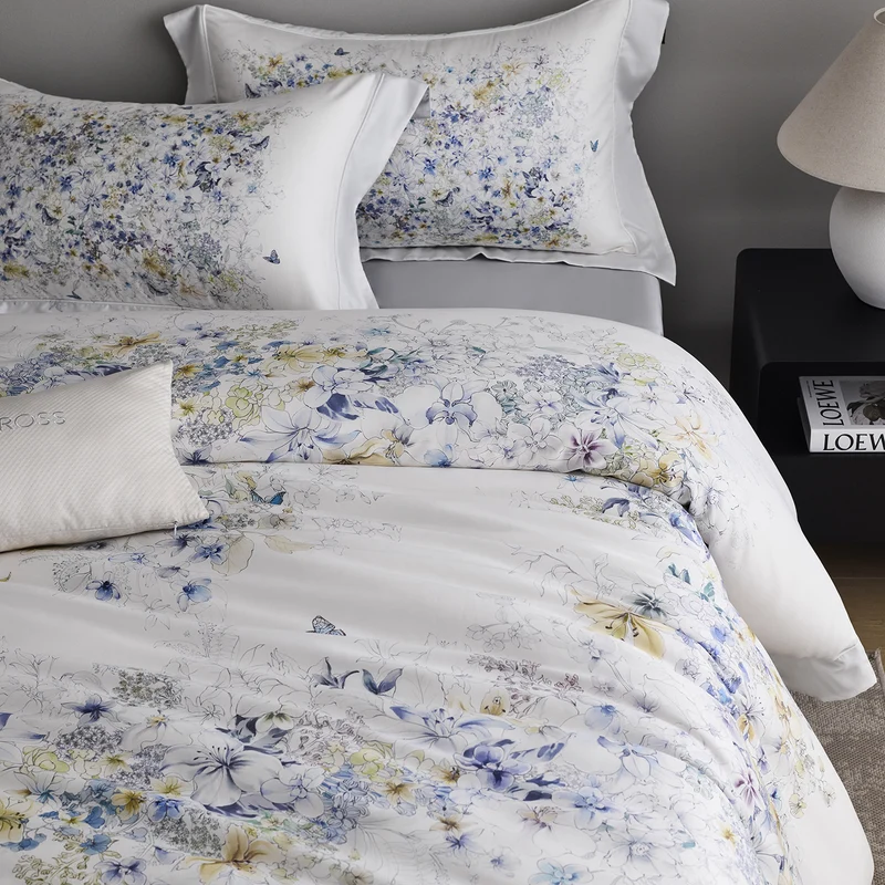 Bettwäsche-Garnitur aus Baumwollsatin mit feinem Aquarell-Blumenprint und Hotelverschluss Karnz