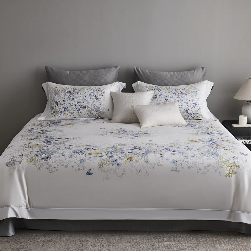 Bettwäsche-Garnitur aus Baumwollsatin mit feinem Aquarell-Blumenprint und Hotelverschluss Karnz