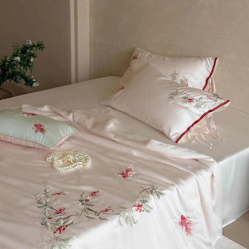 Besticktes Satin-Bettwäsche-Set mit floraler Zierstickerei und seidig-feinem Griff Karnz