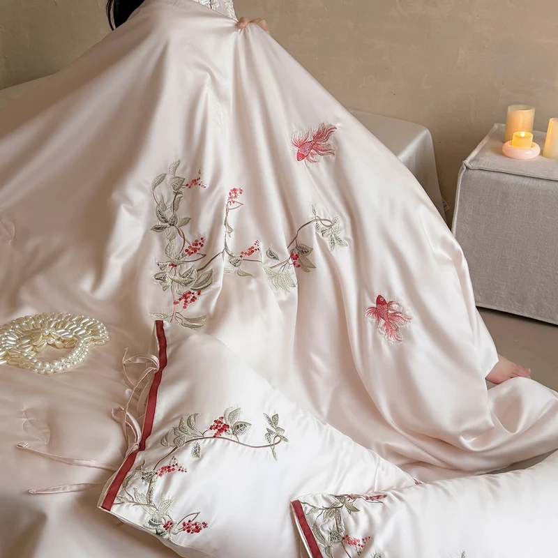 Besticktes Satin-Bettwäsche-Set mit floraler Zierstickerei und seidig-feinem Griff Karnz
