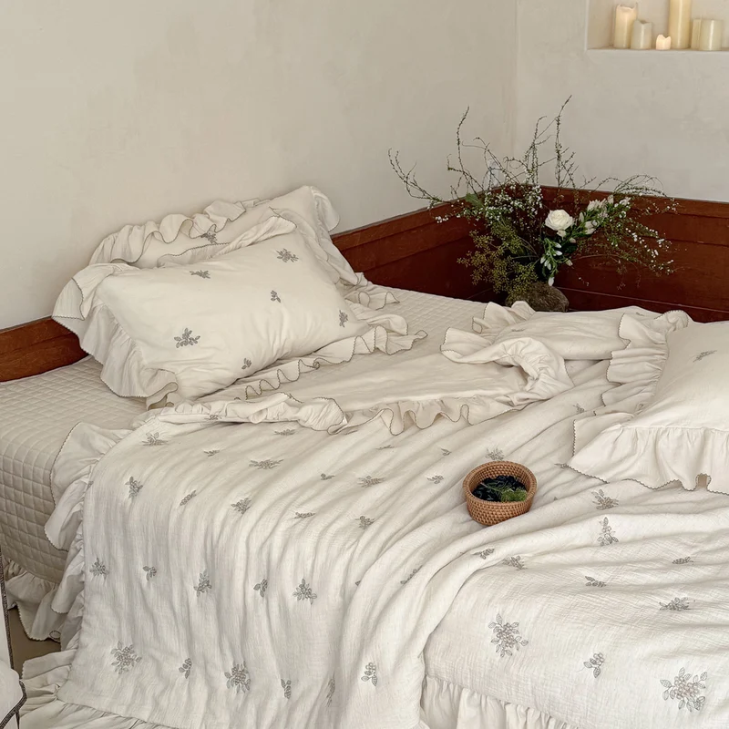 Bestickte Bettwäsche-Garnitur aus Baumwoll‑Leinen mit Rüschen und floralem Stickrelief Karnz