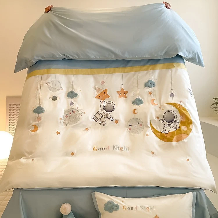 Verspieltes Bettwäsche-Set aus Baumwollsatin mit applizierten Cartoon-Motiven, Volant-Rüschen und dekorativen Kissenbezügen Karnz