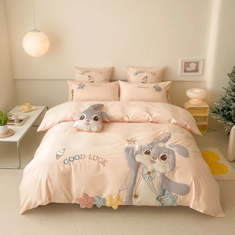 Verspieltes Bettwäsche-Set aus Baumwollsatin mit applizierten Cartoon-Motiven, Volant-Rüschen und dekorativen Kissenbezügen Karnz