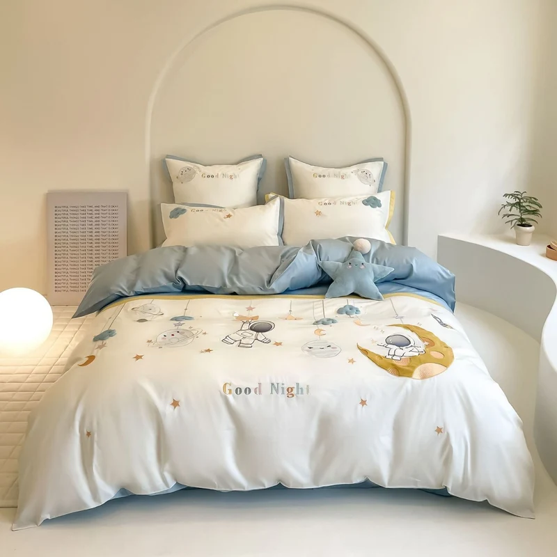 Verspieltes Bettwäsche-Set aus Baumwollsatin mit applizierten Cartoon-Motiven, Volant-Rüschen und dekorativen Kissenbezügen Karnz