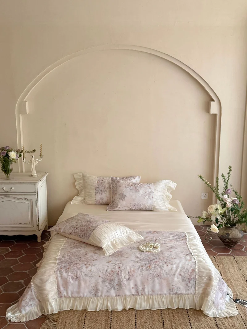 Satin-Bettwäschegarnitur im Vintage-Look mit Volant und floralem Jacquard Karnz