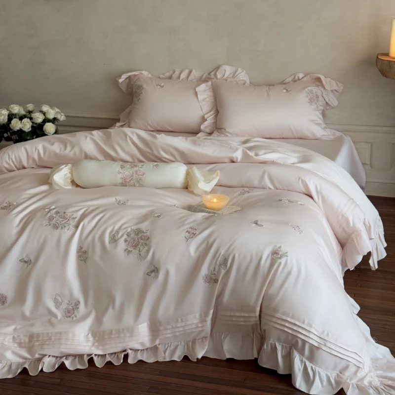 Romantisches Satin-Bettbezug-Set mit Rüschenvolant, Rosenstickerei und Zierkissen Karnz