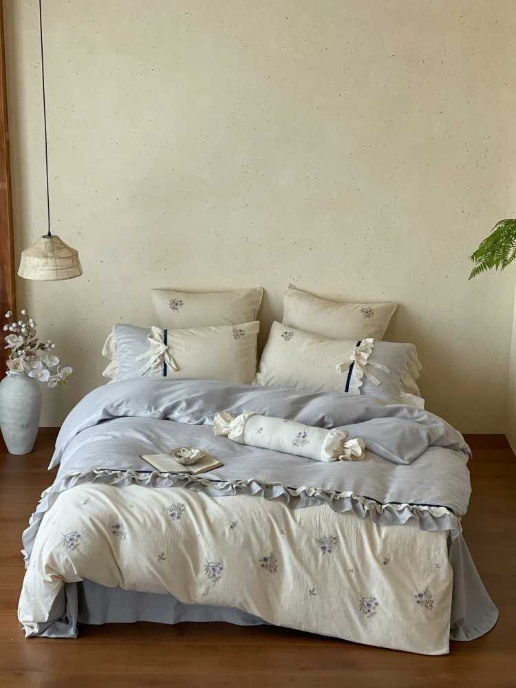 Romantisches Baumwollsatin-Bettwäsche-Set mit Rüschen, bestickten Blumenbouquets und Dekorrollen Karnz