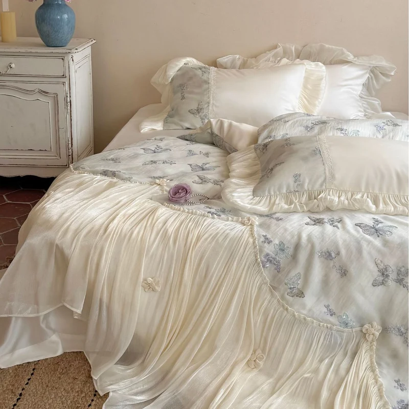 Romantisches Baumwoll-Bettwäscheset mit Chiffon-Volant, bestickten Schmetterlingen und Bettschürze Karnz