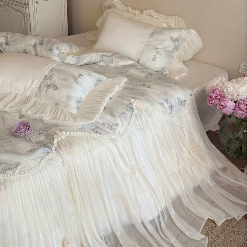 Romantisches Baumwoll-Bettwäscheset mit Chiffon-Volant, bestickten Schmetterlingen und Bettschürze Karnz